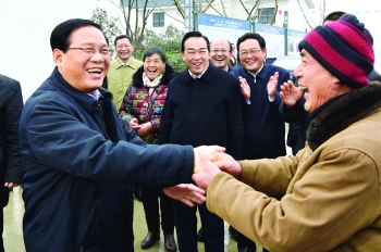 2月3日，春節(jié)后上班第一天，省委書記李強(qiáng)來我市基層走訪調(diào)研，看望鹽城“6.23”特大龍卷風(fēng)冰雹災(zāi)害受災(zāi)群眾。.jpg