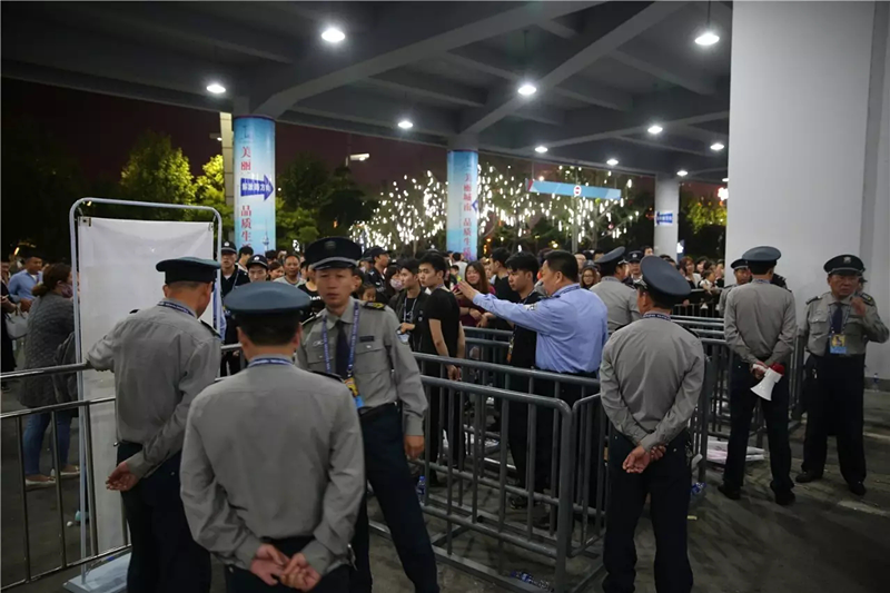 圖為保安隊(duì)員們快速反應(yīng)，處置突發(fā)事件。.png